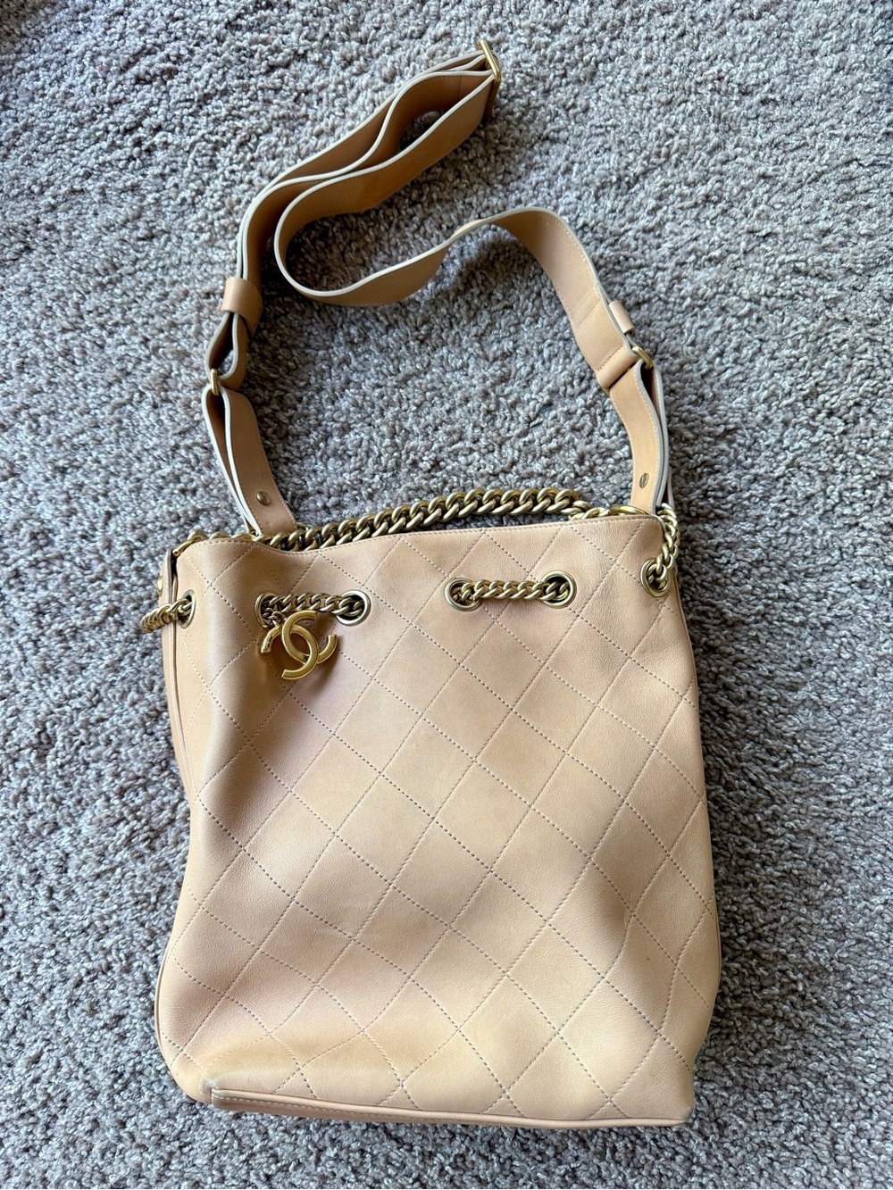 CHANEL Beige Quilted Drawstring Bucket Shoulder Bag with Gold Chain